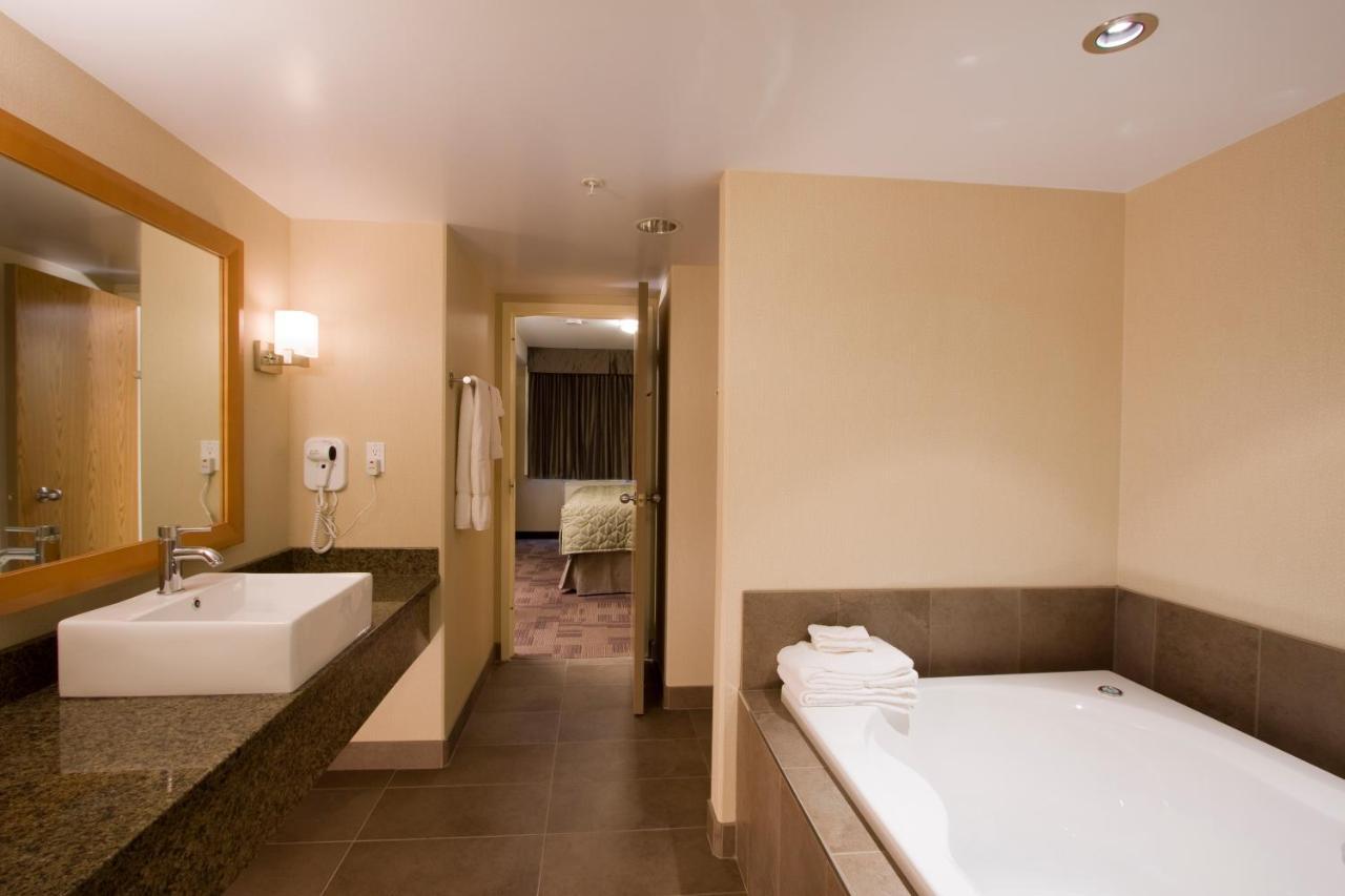 Woodlands Inn & Suites Fort Nelson Luaran gambar